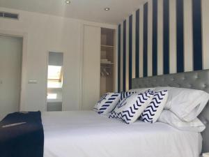 Łóżko lub łóżka w pokoju w obiekcie Portosín -Suites
