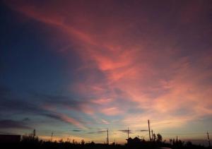 Alba o tramonto visti dall'interno della stanza in casa privata o dai dintorni