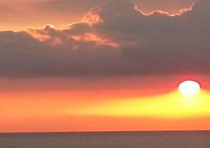 Alba o tramonto visti dall'interno della stanza in casa privata o dai dintorni