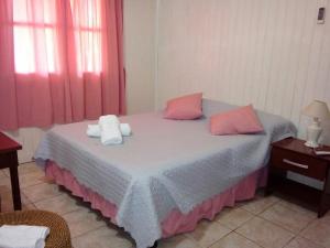 ein Schlafzimmer mit einem Bett mit zwei Handtüchern darauf in der Unterkunft IGUAZU CABANAS in Puerto Iguazú