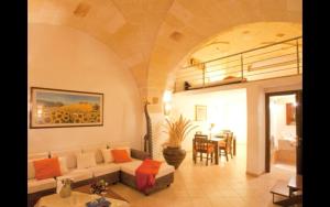 un soggiorno con divano e tavolo di Stelle Del Salento a Lecce