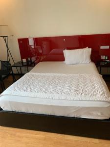 Postel nebo postele na pokoji v ubytování Gia Huyền Hotel