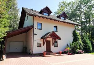 uma grande casa branca com garagem em Harmonia em Karpacz