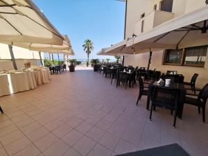 a restaurant with tables and chairs and umbrellas at Hotel Calgary in Casalbordino
