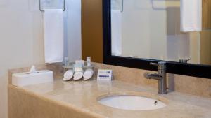 La salle de bains est pourvue d'un lavabo et d'un miroir. dans l'établissement Holiday Inn Express Guaymas, an IHG Hotel, à Guaymas
