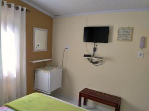 TV a/nebo společenská místnost v ubytování Suíte Ipê Amarelo em Provetá, Ilha Grande