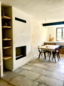 comedor con mesa y chimenea en Summer House Bovec, en Bovec