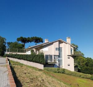 ノーヴァ・ペトローポリスにあるCasa Colina do Solの白い家
