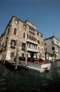 um barco na água em frente a um edifício em Ca' Angeli em Veneza