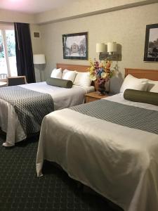 Postel nebo postele na pokoji v ubytování Travelodge by Wyndham Winnipeg East