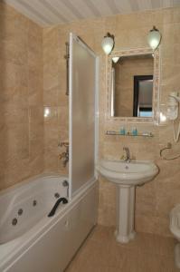 Phòng tắm tại Villa & Winery Mal Sveti Kliment
