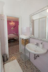 bagno con lavandino e specchio di B&B La casa di g.g. a Grottammare