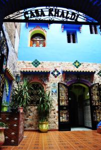 un bâtiment avec un panneau sur son côté dans l'établissement Hotel Casa Khaldi, à Chefchaouen