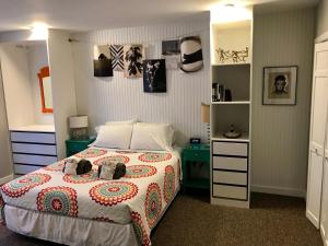 - une chambre avec un lit et une couverture colorée dans l'établissement The John Randall House, à Provincetown