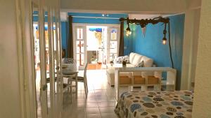 un soggiorno con un letto e una sala da pranzo di Ocean Dreams Suite heated pool a Los Cristianos Altre 21 foto