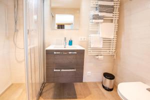 łazienka z umywalką i prysznicem w obiekcie Hölzl Bed & Breakfast w mieście Neukirchen am Großvenediger +35 zdjęć