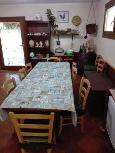 a dining room with a large table and chairs at Il posto del ciliegio selvatico in Cavaliere