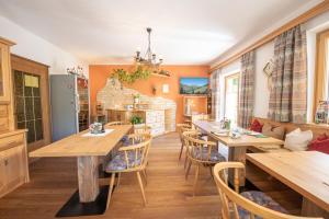 jadalnia z drewnianymi stołami i krzesłami w obiekcie Hölzl Bed & Breakfast w mieście Neukirchen am Großvenediger