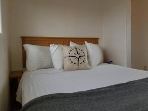 Una cama con un reloj encima. en 072A Affordable Getaway near South Rim Sleeps 4- No Kitchenette, en Valle