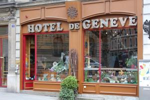 a store front with a vase of flowers on display at Hotel de Geneve in Geneva