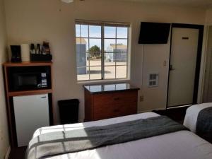 um pequeno quarto com 2 camas e uma janela em 071B Private Studio near Grand Canyon South Rim Sleeps 6- No Kitchen em Valle