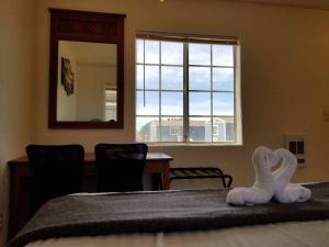 Un dormitorio con una cama con un juguete de cisne. en 071A Private Studio near South Rim Sleeps 6- No Kitchen, en Valle