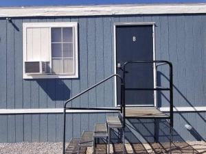 um edifício azul com uma porta e escadas e uma janela em 068B Cozy Studio Grand Canyon South Rim Sleeps-2 em Valle
