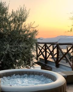 une baignoire pleine de neige avec un coucher de soleil en arrière-plan dans l'établissement La Sovrana, à Praiano