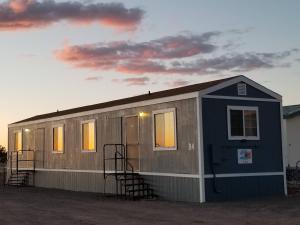 068A Cozy Studio Grand Canyon South Rim Sleeps-2 في فالي: منزل صغير مع السماء في الخلفية