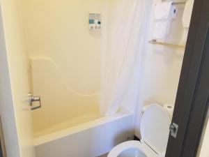 ein Badezimmer mit einem WC und einer Badewanne mit einem Duschvorhang in der Unterkunft 068B Cozy Studio Grand Canyon South Rim Sleeps-2 in Valle