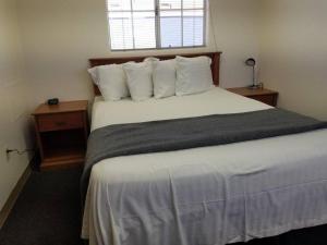 a bedroom with a bed with white sheets and a window at 068C Cozy Studio Grand Canyon South Rim Sleeps-2 in Valle