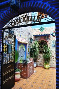 einen Eingang zu einem Haus mit Pflanzen darin in der Unterkunft Hotel Casa Khaldi in Chefchaouen