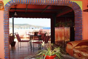 eine Terrasse mit Stühlen und einem Tisch mit Aussicht in der Unterkunft Hotel Casa Khaldi in Chefchaouen