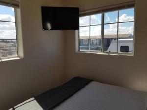 瓦萊的住宿－072A Affordable Getaway near South Rim Sleeps 4- No Kitchenette，一间卧室设有一张带平面电视的床。