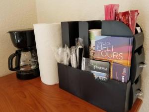 um suporte de livro sobre uma mesa com livros e uma máquina de café em 071B Private Studio near Grand Canyon South Rim Sleeps 6- No Kitchen em Valle