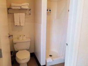 a bathroom with a toilet and a shower and towels at 071B Private Studio near Grand Canyon South Rim Sleeps 6- No Kitchen in Valle