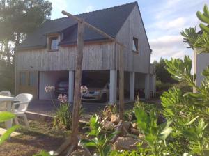 a barn house with a car in the garage at APPT T2 PROCHE PLAGE in Plouharnel