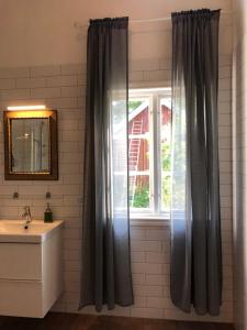 łazienka z oknem i umywalką w obiekcie Nedanby | Cottage | Idyllic location | Porch | Grill w mieście Edsbro +25 zdjęć