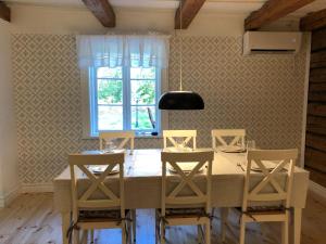 een eetkamer met een tafel en vier stoelen bij Nedanby | Cottage | Idyllic location | Porch | Grill in Edsbro