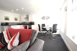 - un salon avec un canapé rouge et une table dans l'établissement Fabrik Apartments - 66 Central Drive, à Blackpool