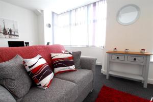 - un salon avec un canapé et une table dans l'établissement Fabrik Apartments - 66 Central Drive, à Blackpool