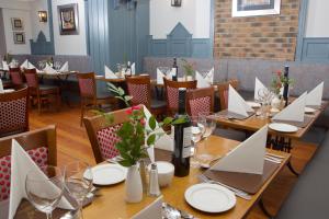 un restaurante con mesa y ordenador portátil en Leens Hotel en Abbeyfeale