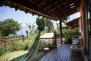 a hammock on the porch of a house at Casas em Ilhabela, Linda vista, praia Itaguaçu, Vila Paulino, Colibri, Tuim e Tucano in Ilhabela
