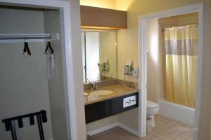 y baño con lavabo y aseo. en The Miramar Inn & Suites en Half Moon Bay