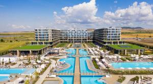 Luftaufnahme eines Resorts mit zwei Pools in der Unterkunft Wave Resort - Ultra All Inclusive in Pomorie