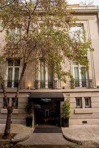 un edificio con un toldo negro delante de él en Casa Bueras Boutique Hotel, en Santiago