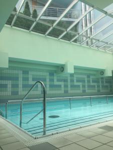 a large swimming pool in a building at Lux apartament Poznań, ul. Mostowa 19 D/5 in Poznań