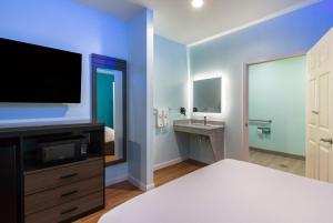 Postel nebo postele na pokoji v ubytování Americas Best Value Inn- Aldine Westfield + 26 fotografií