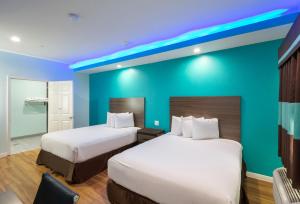 Postel nebo postele na pokoji v ubytování Americas Best Value Inn- Aldine Westfield