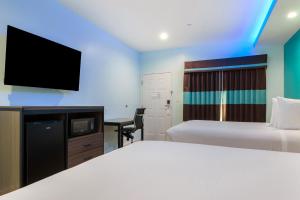 Postel nebo postele na pokoji v ubytování Americas Best Value Inn- Aldine Westfield